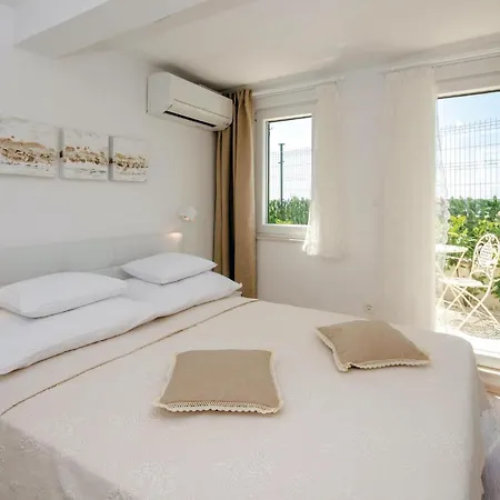 Cozy In Seget Donji With Jacuzzi Tatil Evi Trogir