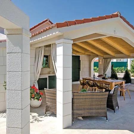 Cozy In Seget Donji With Jacuzzi Trogir