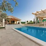 Stunning Home In Seget Donji トロギール