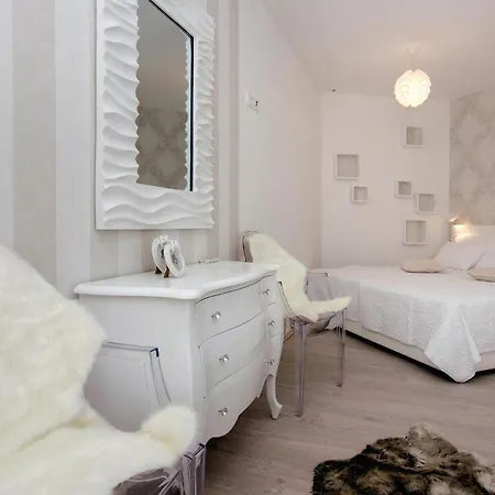 Cozy In Seget Donji With Jacuzzi * Trogir