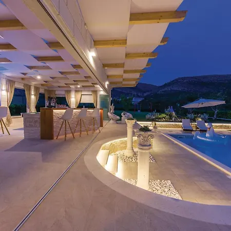 Cozy In Seget Donji With Jacuzzi Trogir