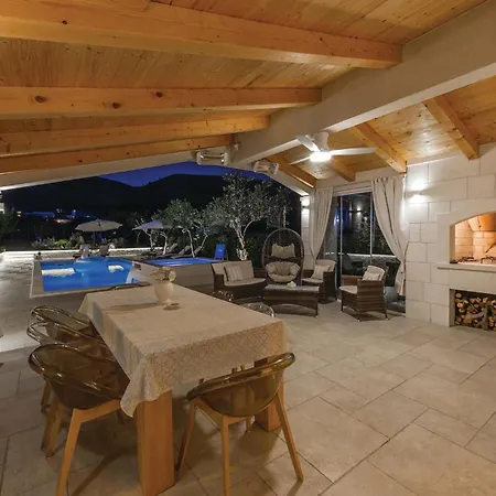 Cozy In Seget Donji With Jacuzzi Trogir