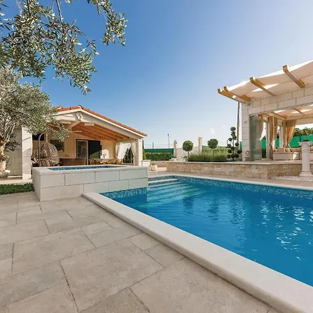 Cozy In Seget Donji With Jacuzzi Trogir
