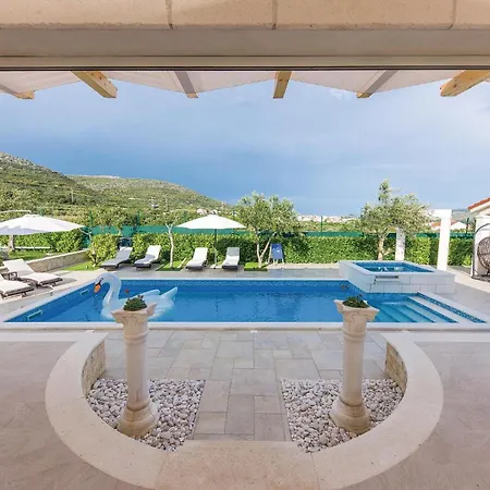 Cozy In Seget Donji With Jacuzzi Holiday home
